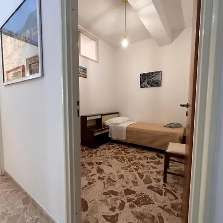 Marina House 79 *